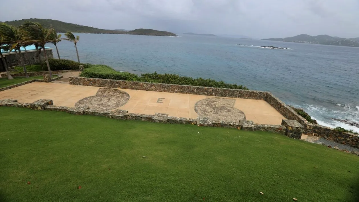 Noi imagini de pe insula izolată a lui Epstein: opere de artă, camere misterioase și obiecte incriminante