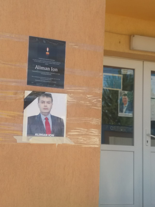 Afișele cu primarul decedat sunt la loc de cinste în Deveselu