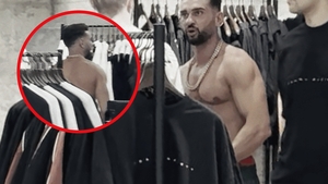 Dorian Popa, show la bustul gol printre clienții din mall. Nimeni nu a putut să îl oprească! Toți se holbau