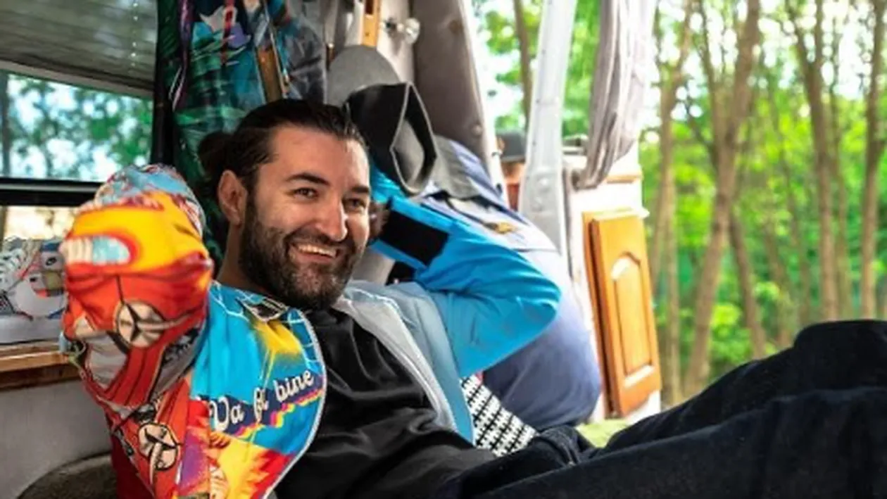 Smiley, profund impresionat de o tânără cu forme apetisante. Cine e femeia care l-a făcut pe artist să-și iasă din minți