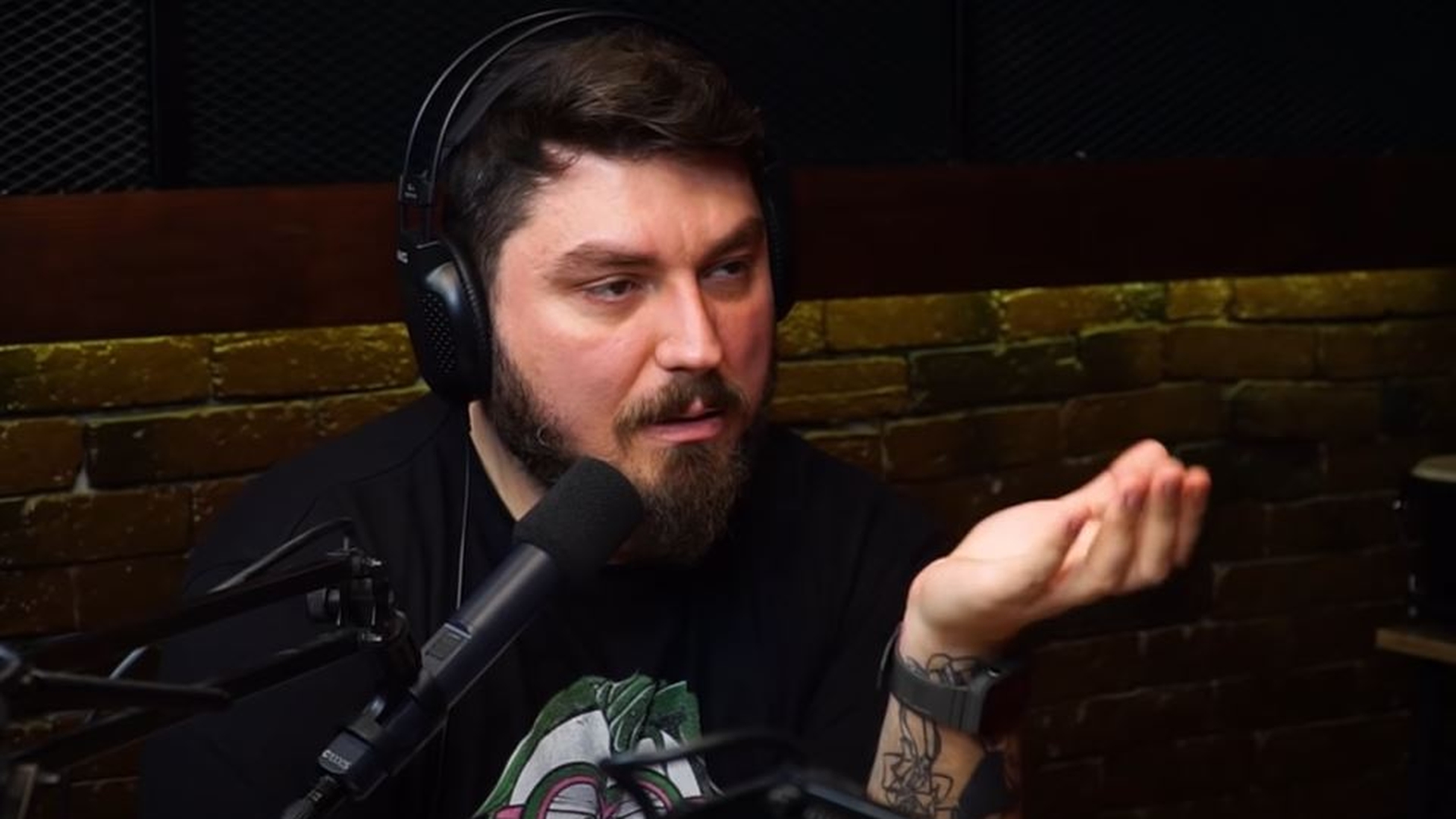 Comediantul Cosmin Nedelcu, alias Micutzu, a fost dus la secție! Ar fi spart geamul unei vitrine și s-ar fi „încăierat” în stradă