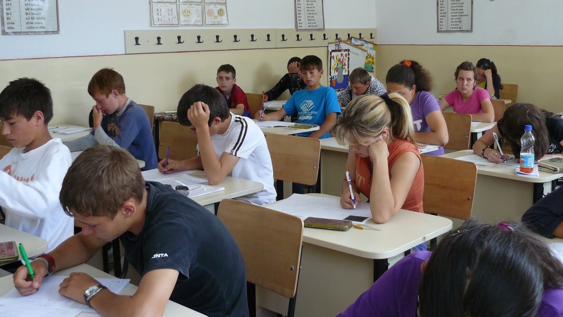 Perchezitii la o scoala din Tirgu Jiu! Exista suspiciuni de frauda la examenul de evaluare nationala