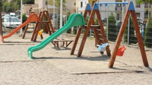 VIDEO SOCANT! Ce ii facea aceasta tanara mama copilului ei mort! Totul s-a intamplat in parc!