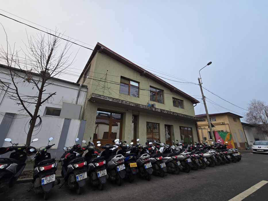 Cum trăiesc nepalezii care ne aduc pizza și sushi la ușă: zeci de scutere și povești ascunse într-o vilă de la Gara de Nord
