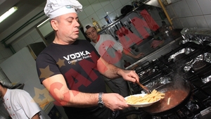 Emil Mitrache, zis Americanu', jongleaza cu talent in bucatarie!  "Ma simt fericit cand gatesc pentru altii"
