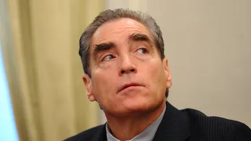 Petre Roman este un tatic model! Vezi cum l-a facut politicianul pe fiul lui sa zambeasca