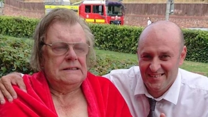 Un român, erou în Marea Britanie! Taximetristul Cristian Dumitrescu a salvat un bătrân de la moarte dintr-o casă în flăcări