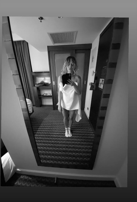 Delia, selfie incendiar într-un prosop de baie. Cât de mult a lăsat să se vadă în poză