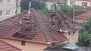 Casă lovită de fulger în Gherla: ”Acoperișul i-a zburat pe partea interioară a curții!”