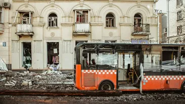 Imagini cutremurătoare în Ucraina! Un tată s-a rugat două ore ținându-și fiul ucis de bombardamente de mână