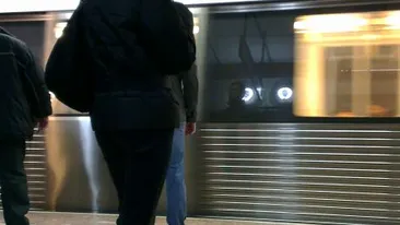 Are masina, sofer la dispozitie, dar prefera sa faca bai de multime! Ioana Maria Moldovan merge cu metroul la munca! Si ii place!