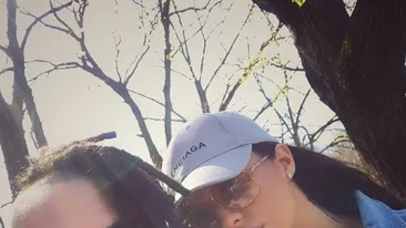 Antonia, surprinsă în cea mai provocatoare poziție! Tolănită pe o canapea, în bikini sexy și cu o privire seducătoare