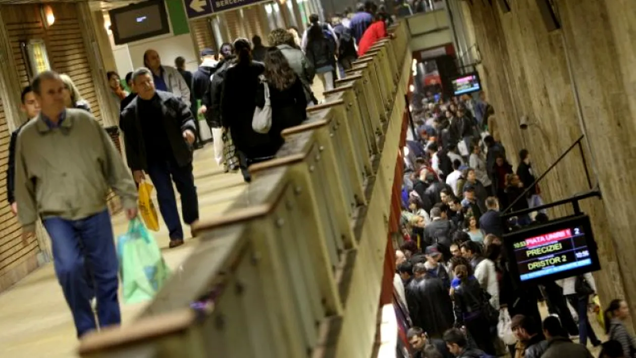 Un bărbat a fost bătut și înjunghiat în stația de metrou Unirii din Capitală