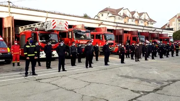 Emoționant! Moment de reculegere pentru un pompier de 46 de ani, mort de COVID-19 la Vâlcea. VIDEO