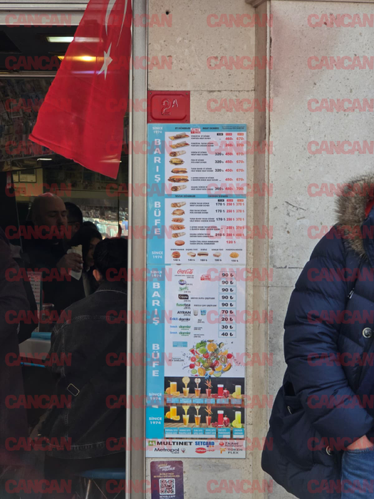 Românii au luat cu asalt Piața Taksim, înainte de România-Turcia. Cât costă un doner sau un porumb copt?