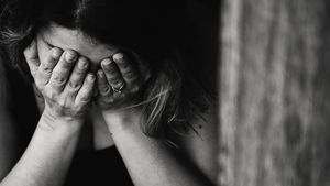 Coșmarul trăit de o fetiță de 11 ani! Timp de doi ani a fost abuzată sexual de tatăl său. „Mamă, vino și mă salvează”