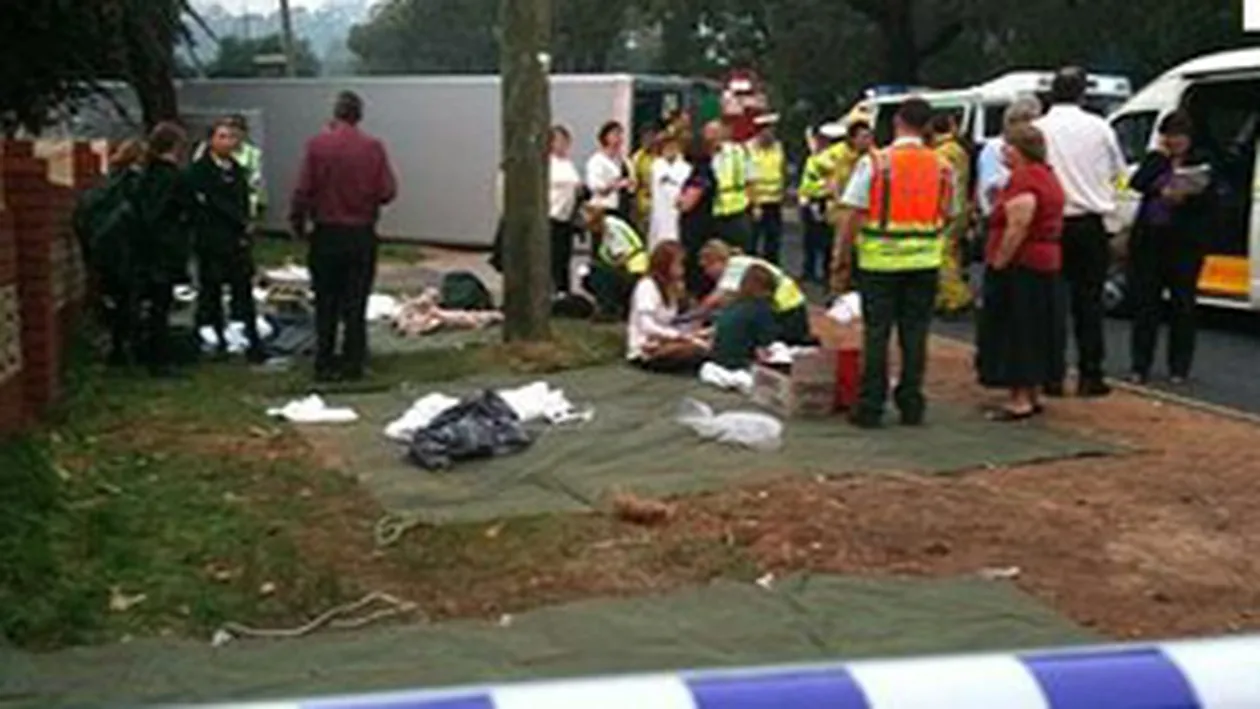 CARNAGIU PE SOSEA! 15 persoane au fost lovite de o camioneta, in statia de autobuz!