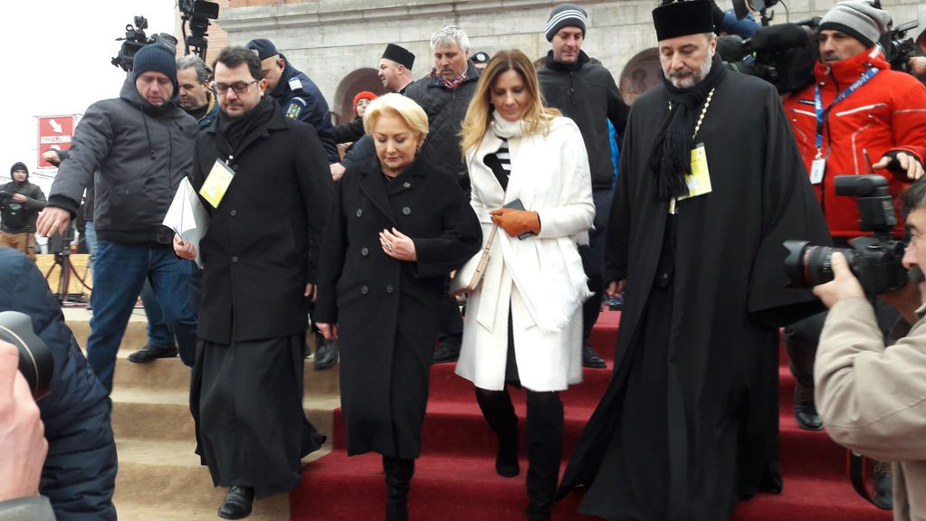 Iulia Albu o face praf pe Viorica Dăncilă, după apariția de la sfințirea Catedralei: “S-a îmbrăcat ca la metrou!”