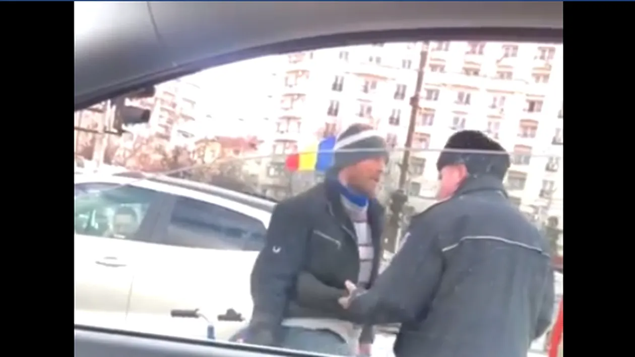 Imagini uluitoare într-o parcare din București! Un bărbat în scaunul cu rotile se ridică și-l amenință pe polițist: ”Ți-o dau, du-te-n #$%@...” VIDEO