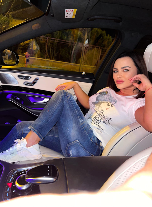 Carmen de la Sălciua, surpriză romantică din partea iubitului secret: “Detalii frumoase”. Un internaut a luat-o la mișto, iar artista l-a pus imediat la punct