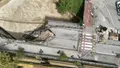 Tată și fiu și-au pierdut viața după ce au fost înghițiți de ape, în Italia. Mașina lor a căzut într-o groapă după ce podul pe care se aflau s-a surpat