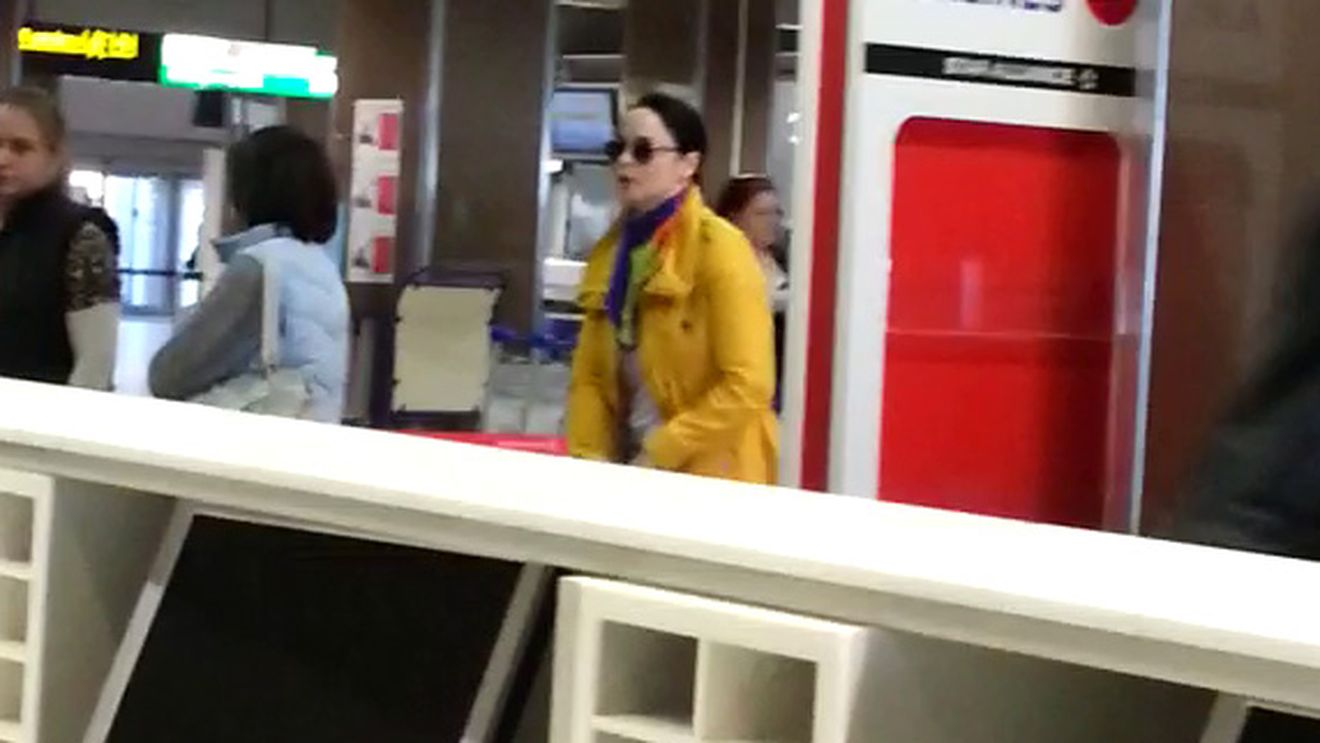 Daca ar fi ripostat, Zana ar fi incurcat-o rau de tot! Andreea Marin, obligata sa se lase pipaita de o femeie in aeroport!