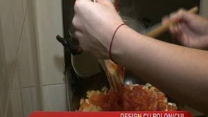 Uite-o pe Sonia Trifan cum face ciorba!