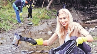 O deputata a strans mizeria lasata de altii! Raluca Turcan a "vanat" gunoaie