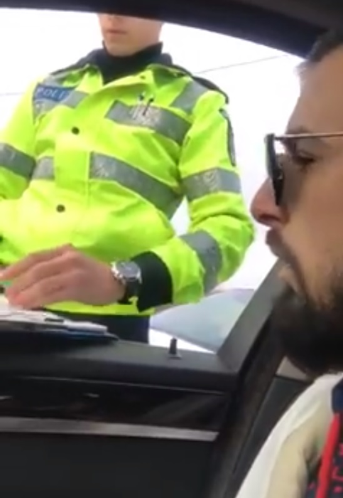 Șoferul unui BMW a vrut să-i denigreze pe polițiștii care l-au tras pe dreapta și s-a filmat. În realitate, s-a făcut de râs grav