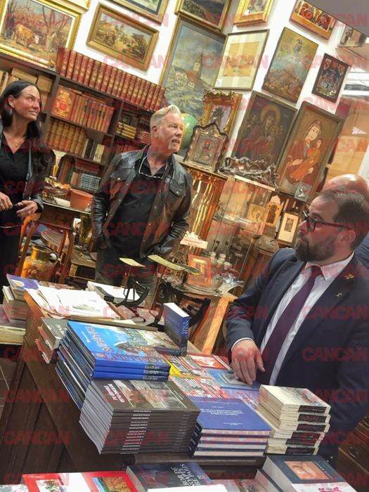 James Hetfield și proaspăta logodnică au atras toate privirile în centrul Capitalei. Solistul trupei Metallica, „lună de miere” în România
