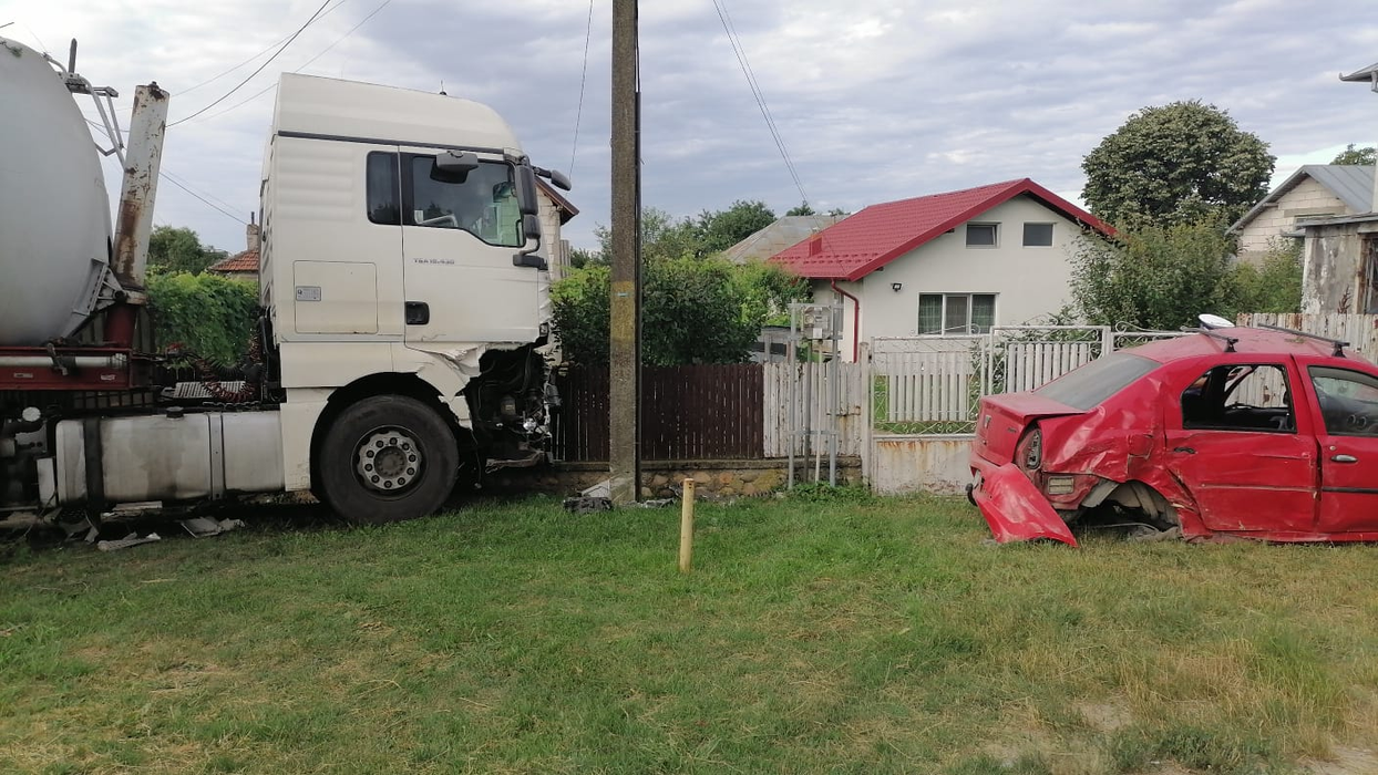 Dezastru pe șoselele din Argeș. Trei accidente petrecute, la prima oră. Un șofer a rămas încarcerat. FOTO&VIDEO