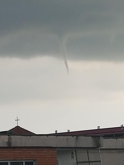 O tornadă a îngrozit locuitorii din apropiere de Timișoara. Totul a fost filmat