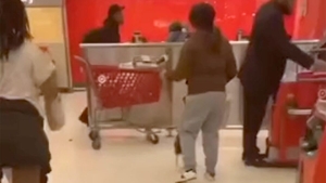 "Asta e sora Iuliei Albu?" Cu ce animal de companie a ieșit la plimbare această femeie din Iași, în supermarket